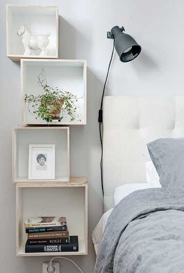 Une déco de chambre zen avec ce combiné table de nuit, étagères murales. Réalisé avec quatre caisses en bois récup blanchi puis fixées les unes sur les autres 