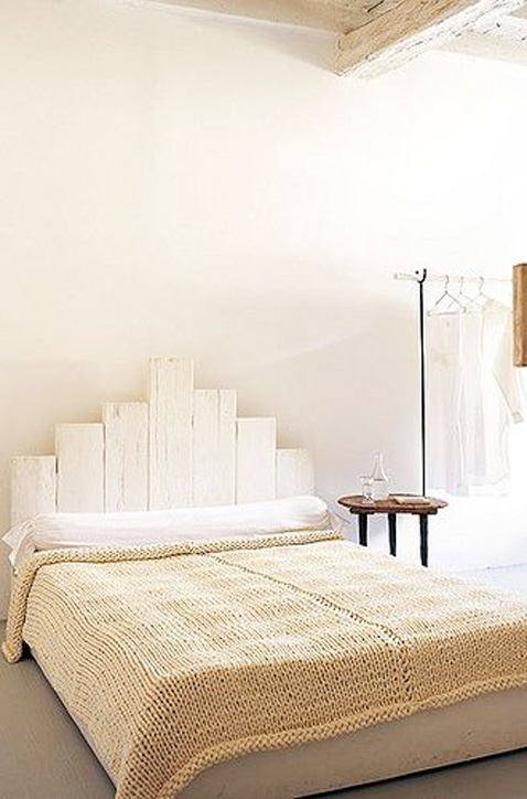 Fabriquez une tête de lit en bois pour la déco de votre chambre grâce à une palette bois et décorez là comme bon vous semble ! Une idée déco récup ultra originale. 