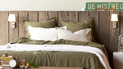 Décorez votre chambre zen avec une jolie tête de lit en bois que vous pouvez fabriquer avec des planches de bois de récup. Décorez-là avec de belles lampes et le tour est joué ! 