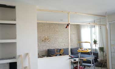 On installe des tasseaux pour fabriquer la structure de la verrière atelier. Avant de commencer la construction on a bien mesuré la pièce dans son ensemble 