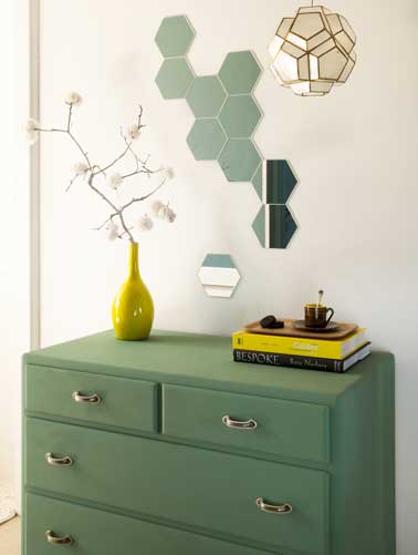 Le mur de l’entrée s’anime avec cette déco tendance faite en petits miroirs hexagonaux. Parfait pour réveiller la commode repeinte en couleur verte 