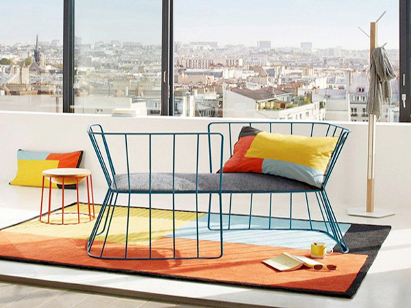 Inside outside, ce siège au style causeuse trouve sa place et fait la déco avec élégance et originalité ! Structure métal filaire de couleur bleu, coussin d'assise 100% polyester, longueur : 147,8 cm, hauteur : 90,8 cm, profondeur : 47,8 cm, 374,87€ au lieu de  498,50€ (-25%)