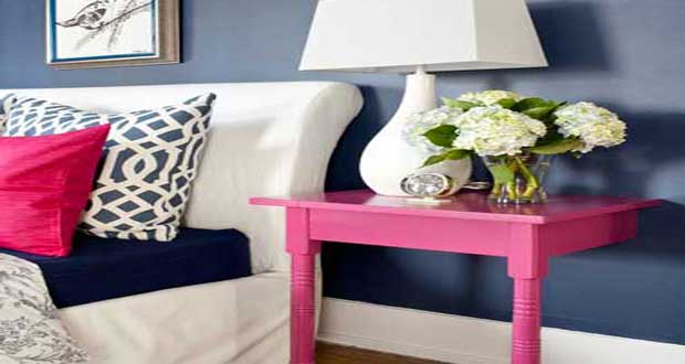 La décoration de la chambre s'amuse à détourner les objets pour une déco récup tendance. Tête de lit, table de chevet et papier peint, des idées déco chambre à faire en récup