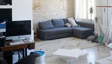 Avant de construire la verrière atelier, le coin bureau n'est pas structuré. Une verrière atelier lumineuse va bien séparer la pièce et donner une déco indus