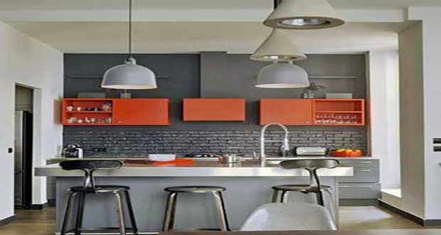La cuisine grise se fait design en gris et rouge ou avec du blanc, moderne avec du noir, jaune ou orange, Pour la peinture, table et chaises, trouvez des idées pour marier le gris et faites entrer la couleur dans la cuisine