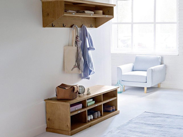 Meuble-banc Lindley, s’intègre parfaitement dans la déco avec sa couleur bois foncé type chêne. Très pratique : 6 casiers de rangement, 3 porte-étiquettes, Pin massif finition chêne vieilli, L119 x H37 x P47,5 cm, 207,50€ au lieu de 259€ (-20%)