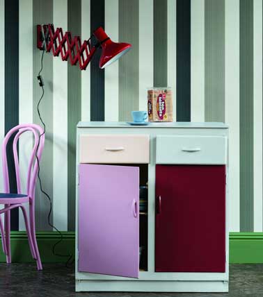 Des aplats de couleurs pour repeindre unmeuble de cuisine vintage. Relooké avec une peinture couleur vert d’eau, des portes bordeaux et rose et des tiroirs rose poudre