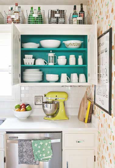 Repeindre l'Intérieur de meuble de cuisine en couleur turquoise pour réveiller la déco de cuisine blanche. Customisation à refaire pour moderniser un meuble rétro