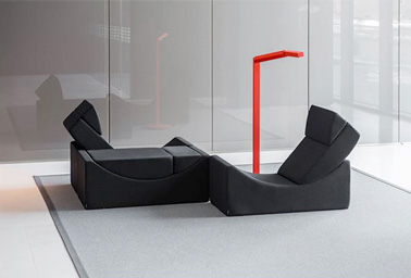 Un beau canapé noir modulable réalisé à partir des produits Lina, ultra confortable pour un salon design et personnalisé 