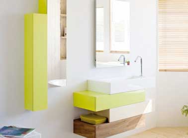 Un meuble vasque au look déstructuré pour ranger sa salle de bain c'est tendance. Celui ci comporte plusieurs tiroirs en bois effet laqué blanc, vert et brut 