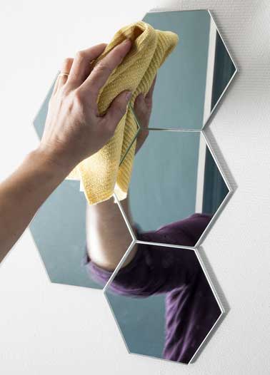 Le DIY déco est fini, la décoration murale est nettoyée avec un chiffon humide pour enlever toutes les traces de colle et de salissures sur les petits miroirs