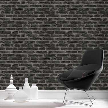 Ambiance indus avec ce papier peint intissé imitation pierre noirs. Parfait pour habiller le salon style loft avec son petit fauteuil noir design et le parquet blanc