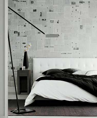 Du papier peint en journaux récup pour faire une déco de chambre graphique. A poser avec de la colle à papier peint puis à vernir pour un résultat parfait. 