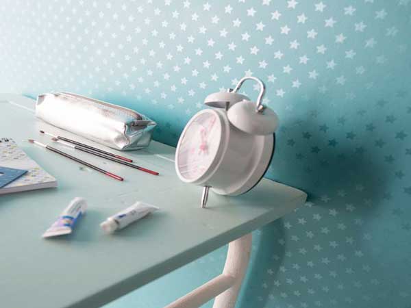 Parfait pour une chambre de fille ce papier peint pas cher turquoise et girly avec des motifs étoiles argent. Idéale avec des meubles blancs pour une déco pastel
