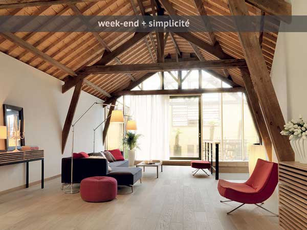 Finition huile mate pour ce parquet chêne dans le grand salon. Marié avec les murs blancs et le toit sous pente en bois. Lames larges de 184mm