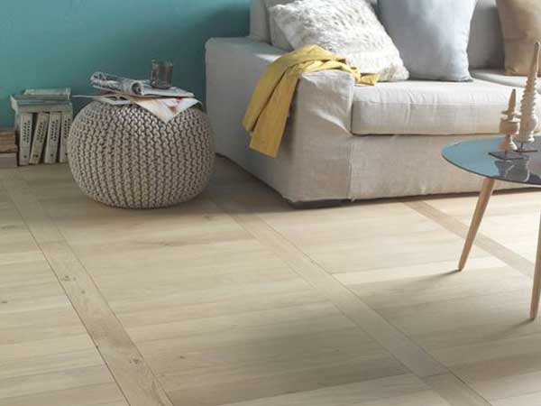 Pose flottante clipsable en bâton rompu pour ce parquet contrecollé chêne. Son aspect brossé et sa finition bois brut, font tout le cachet de ce salon. Castorama
