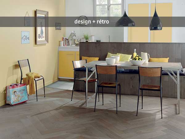 La cuisine ouverte est ultra déco avec ce parquet contrecollé chêne teinte grisée. Pose « à bâtons rompus » avec très larges lames. Parquet français