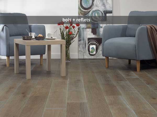 Déco cosy avec ce parquet contrecollé de chêne à lames larges. Teinté en brun grisé, il valorise les petits fauteuils bleus. Finition huilée. Parquet Français