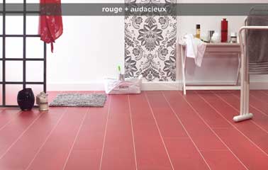 Un beau parquet salle de bain en chêne teinté rouge vif pour la salle de bain. Finition huilée pour ajouter de la douceur à la pièce. parquet flottant de Parquet Français