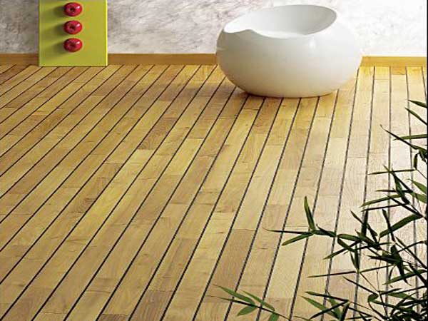 Salle de bain cocoon avec parquet en acacia. Les tonalités douces de ce bois éclaire le mur tapissé de papier peint imitation marbre et adoucit l’ambiance