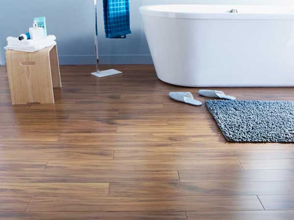Parquet en bambou pour la touche déco de la salle de bain moderne. Parfait marié avec la baignoire îlot design et les murs en couleur de peinture blanc