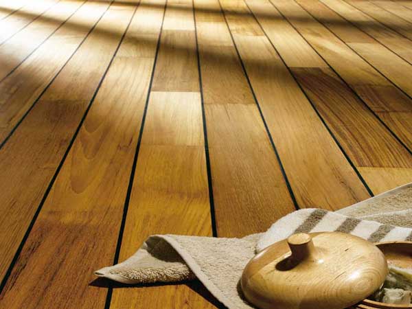 Déco chaleureuse dans la salle de bain avec ce parquet en teck pont bateau.Proposé en finition pré huilée, il convient au pièce humide. Pose colle obligatoire