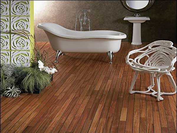 Parquet de salle de bain en bois exotique de doussié d’Afrique. Ses couleurs brun orangé tranchent avec la baignoire sabot et le lavabo vasque blanc