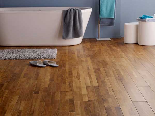 Une salle de bain déco zen avec ce parquet teck veni spécial pièce humide. Biseautés sur les 4 côtés il parait plus authentique et donne du caractère à la pièce