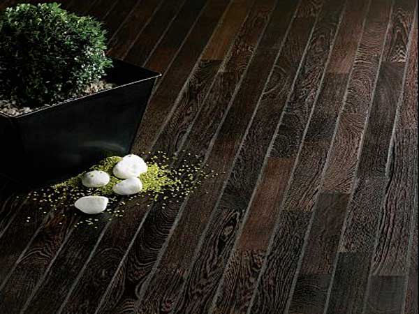 Parquet en vengé noir finition pré huilée pour une salle de bain à la déco design.  Pose facile avec joint intégré noir et lames emboitables ultra étanches