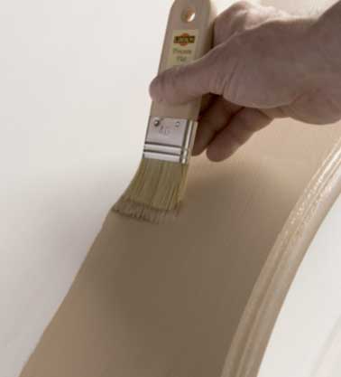 Patiner en appliquant au pinceau plat une couche ou deux couches fines de peinture à l'ancienne Libéron. Comptez environ 4h pour le temps de pause du séchage
