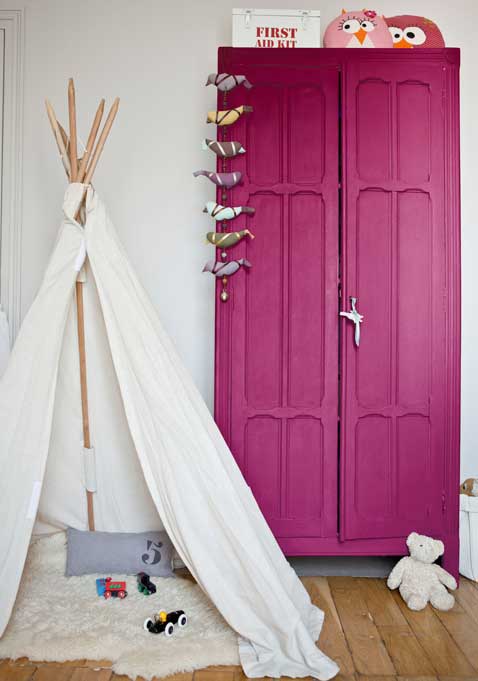 Peinture : les couleurs tendance 2016 vues par 1825 Peinture chambres enfants mur bleu meuble bleu