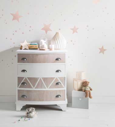 Une couleur blanche relooke la vieille commode dans la chambre d’enfant et ajoute une ambiance douce. Rénovation réalisée avec la peinture blanc satin Ripolin. 