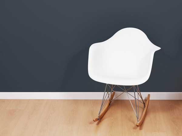 Couleur bleu nuit en totale harmonie avec l'allure scandinave de cette entrée ultra déco. Nuance très graphique idéale avec la chaise à bascule en bois clair