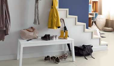 Une entrée graphique avec la peinture carrelage sol gris perle V33. Parfait pour contraster avec le mur de couleur bleu et rythmer la déco des escaliers