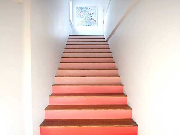 La couleur rose saumon des contres marches réveille la déco blanche de cette cage d’escalier. Une idée déco à refaire avec une couche de peinture de couleur vive 