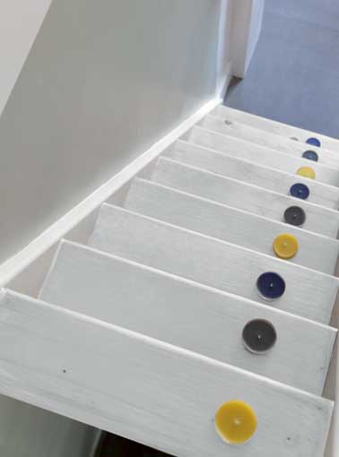 Repeindre l’ escalier avec une peinture blanche pour la touche moderne. En harmonie avec le mur gris perle il valorise le sol béton ciré gris ardoise