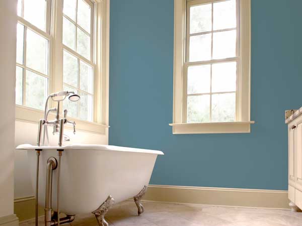 Touche de couleur moderne gris bleuté pour décorer la salle de bain rétro. Une peinture urbaine et très graphique en harmonie avec les tons neutres du blanc