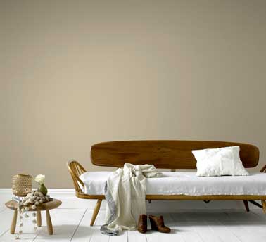La couleur beige un classique de peinture salon. Ici mariée avec un canapé en bois déstructuré, une table d'appoint au look scandinave et un parquet blanchi