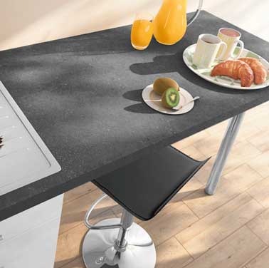 Plan de travail aspect pierre gris ardoise pour moderniser la cuisine. Belle épaisseur et surface de travail. Marié à un parquet clair et une chaise design