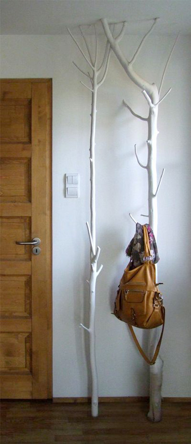 Détournez une branche d'arbre afin de réaliser un porte manteau original et pratique pour la déco de votre hall d'entrée ! Astucieux pour suspendre tous les manteaux de la famille.