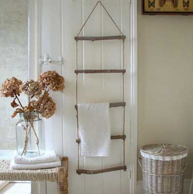 Un porte serviette fait main pour ranger sa salle de bain. Crée avec des branches en bois assemblées avec une corde. Rapide et pas cher pour une déco nature