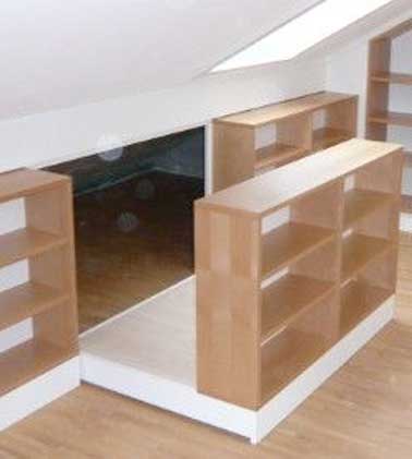 Un espace sous combles exploité en rangement avec des étagères coulissantes. Une astuce déco pour ranger des objets encombrants en gagnant de la place