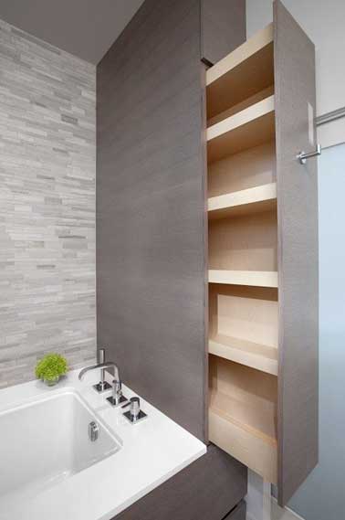 Ultra pratique ce meuble de rangement gain de place pour décorer sa salle de bain. Ses lignes sobres et sa matière élégante en bois compose une déco moderne