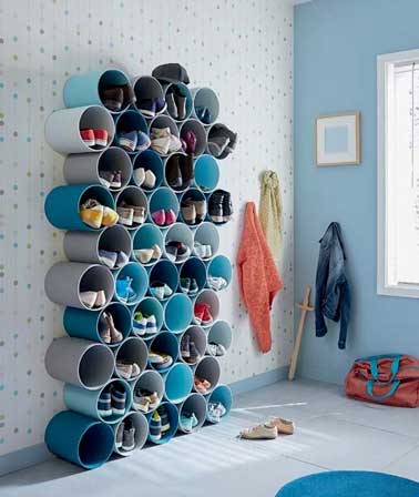 Un rangement pour chaussures fabriqué avec des tubes PVC assemblés entre eux avec une colle spéciale. Un meuble pratique idéal pour décorer l’entrée ou la salle de jeux