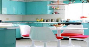 Repeindre ses meubles de cuisine c'est facile et bon marché. Et quand la peinture meubles de cuisine associe les couleurs sur les meubles bois ou stratifié la cuisine se requinque d’un simple coup de peinture
