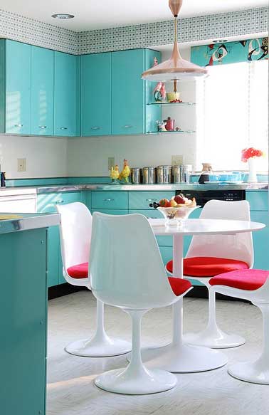 Cuisine design avec meubles repeints dans une peinture pour bois verni turquoise. Une couleur vive idéale pour ajouter du peps à une déco de cuisine blanche