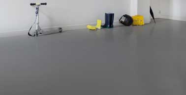 L’entrée est ultra design avec son carrelage sol gris anthracite repeint avec une résine effet béton ciré incolore. Poséd en finition pour soigner la déco