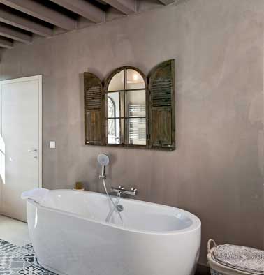 Une vieille salle de bain devient ultra tendance avec un revêtement béton minéral gris taupe. Une belle unitée visuelle se crée entre les murs et le plafond