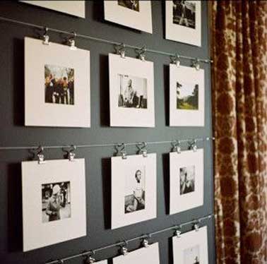 Suspendre des photos noirs et blancs sur un fil métallique avec des clips pour une déco de salon inspirée. Avec des photos noirs et blancs de même dimension