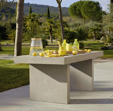 Pour les beaux jours, aménagez un espace pour manger dehors autour de cette magnifique table en béton qui assurera la convivialité et la bonne humeur dans le jardin